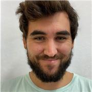 Graduado en Física, Máster en Física de Partículas y Gravitación y doctor en Matemáticas